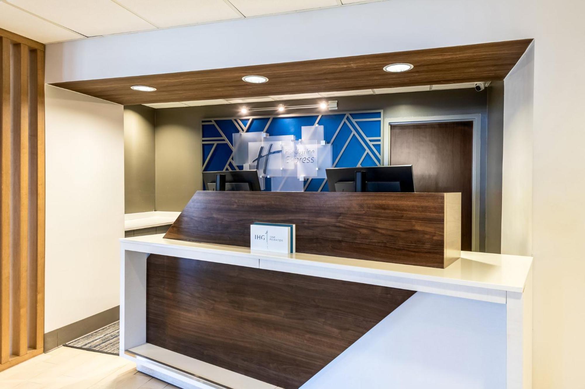 Holiday Inn Express Hotels- Hampton By Ihg Exterior photo